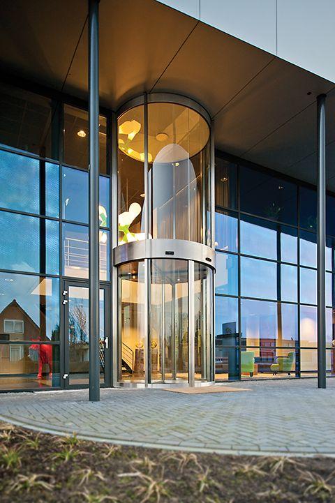 Because they provide a “tighter” seal, revolving doors are among the most energy-efficient entrance solutions. 