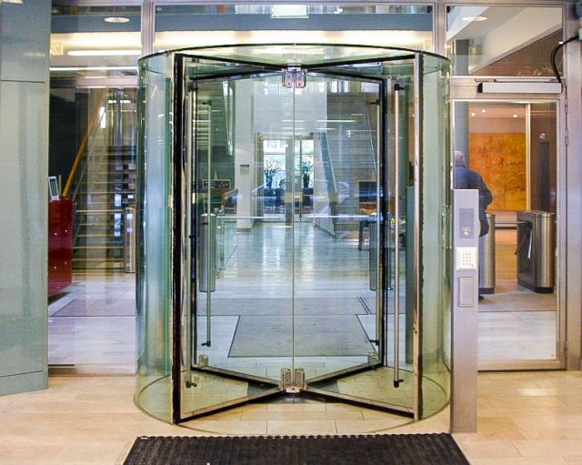 Building entrances – such as Crystal Tourniket revolving doors – provide not only aesthetically striking design, but also high levels of energy conservation.