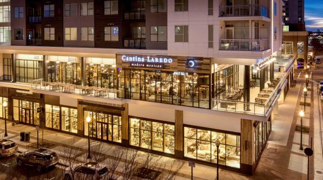 Cantina Laredo seleccionó una puerta giratoria manual BoonAssist TQM  para su entrada principal