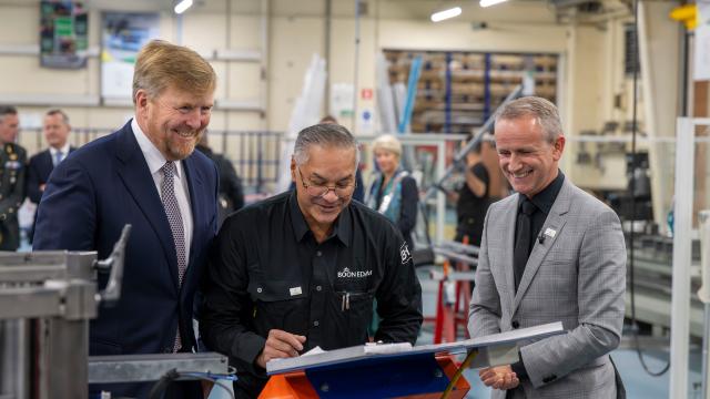 Sam geeft uitleg aan de koning over de metaalwals